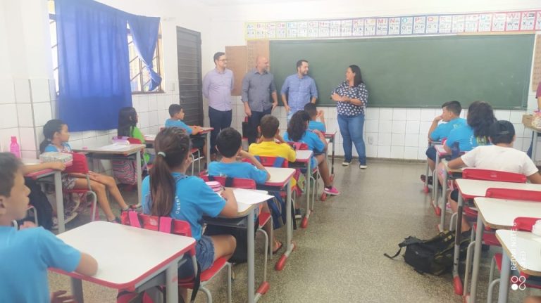 equipe-sicredi-pantanal-visita-projeto-recicla-verdinho-na-escola-municipal-professora-mauricia-pare-gomes